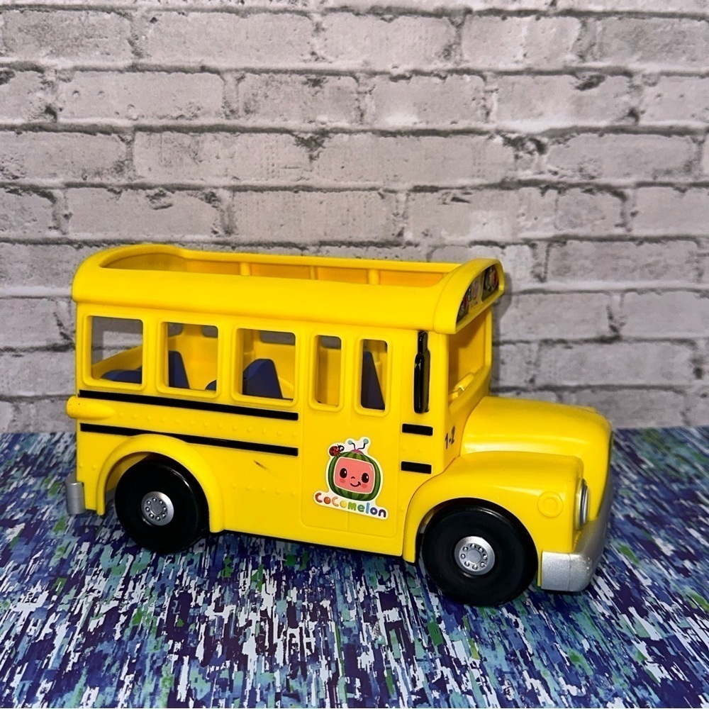 CoComelon Yellow Musical School Bus "Wheels on the Bus"